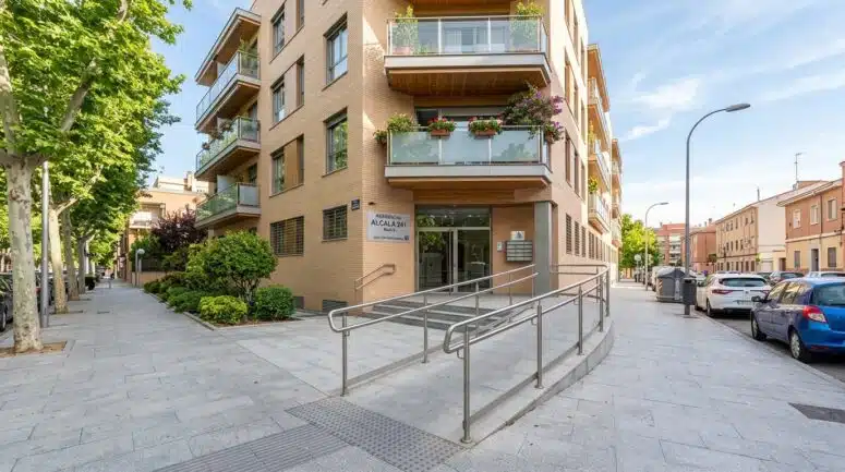 Edificio residencial moderno en Madrid con acceso adaptado para personas con discapacidad